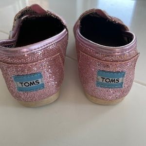 Make you little one sparkle in these size 9T Tom’s